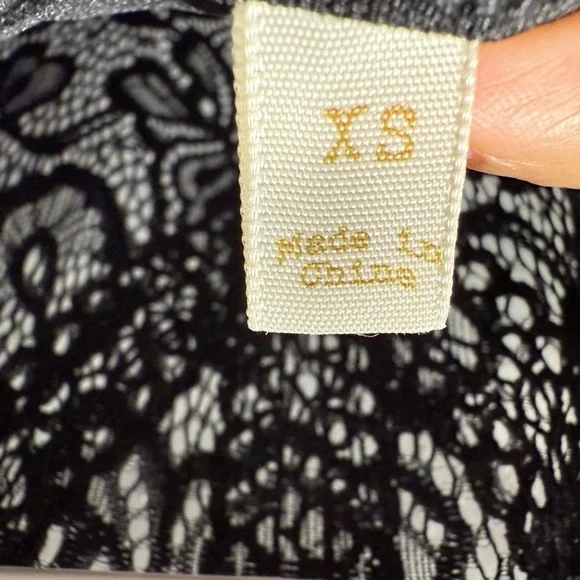 Elegant Black Lace Blouse - Picture 3 of 3